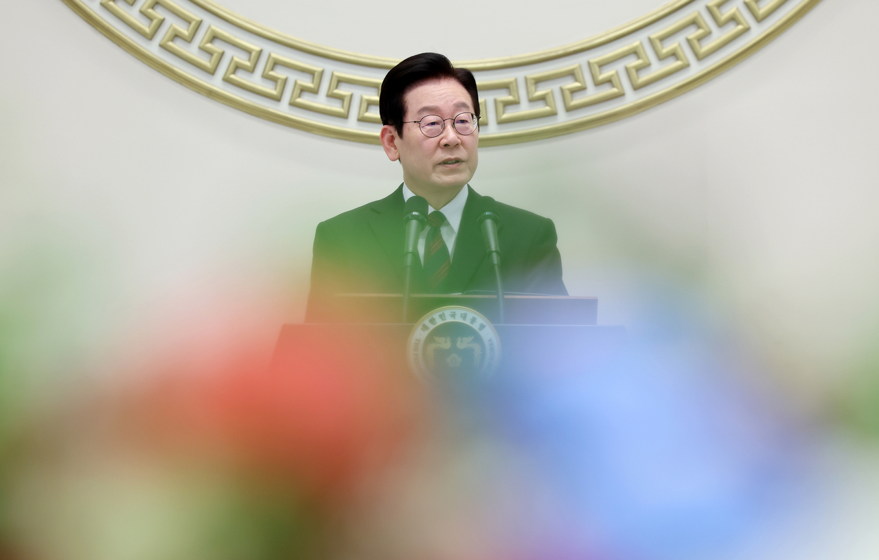 South Korean President Lee Jae Myung delivers a New Year’s greeting at a New Year’s reception held at the Blue House’s State Guest House in Seoul on Friday. (Yonhap)