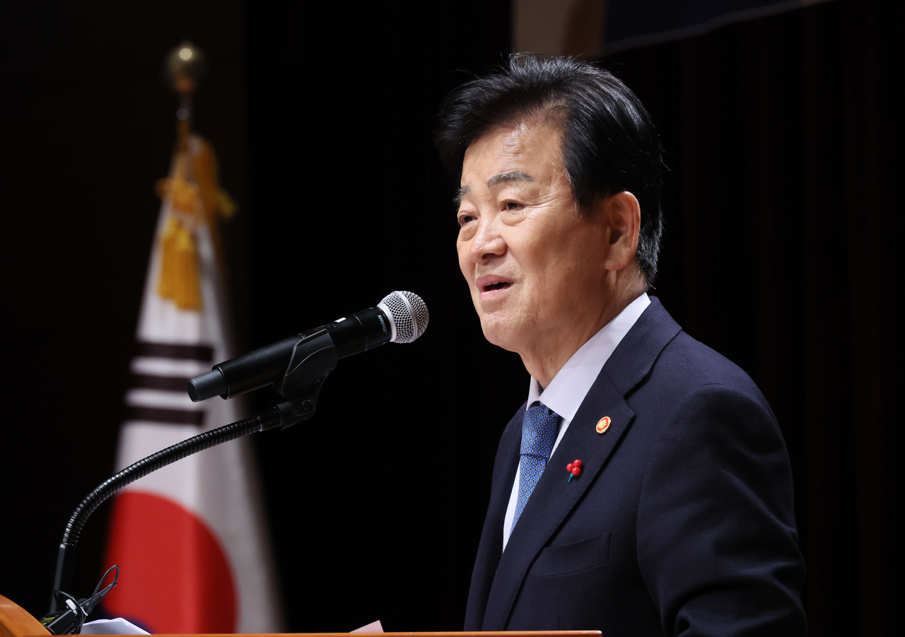 Unification Minister Chung Dong-young, South Korea's point man on inter-Korean relations, addresses a ceremony to mark the start of business for the new year at the government complex in Seoul on Friday. (Yonhap)