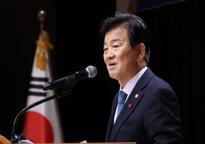 Unification minister urges N. Korea to return to dialogue, end hostilities
