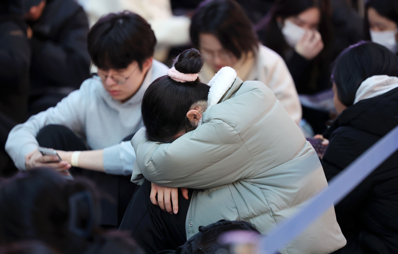 In this unrelated photo, high school seniors wait for a college admissions information session to begin on Dec. 18, at Coex, located in Gangnam-gu, Seoul. (Newsis)