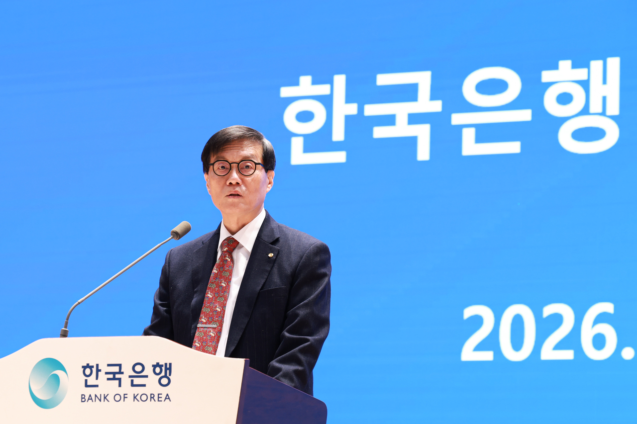 Bank of Korea Gov. Rhee Chang-yong speaks during a New Year's meeting with employees at the central bank's headquarters in central Seoul, Friday. (Bank of Korea)
