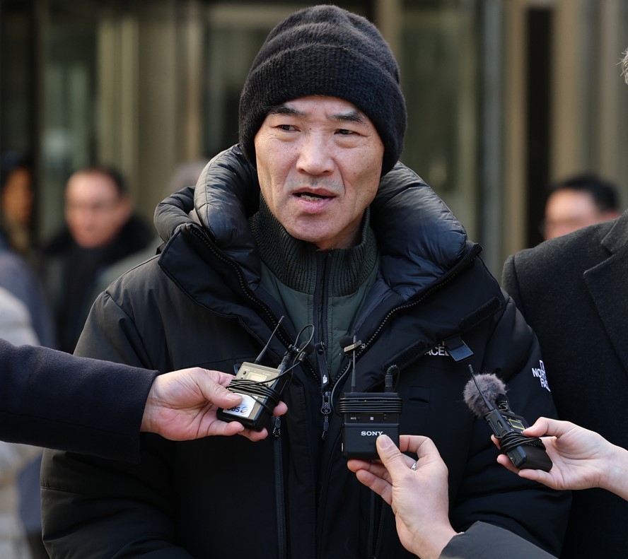 Lee Rae-in, the brother of the fisheries official shot to death by the North Korean forces in 2020, speaks to the press at the Seoul Central District Court on Dec. 26. (Yonhap)