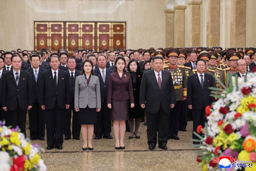 North Korean leader Kim Jong-un (center R), alongside his daughter Ju-ae (C) and his wife, Ri Sol-ju (center L), visits the Kumsusan Palace of the Sun on Thursday, in this photo released by the North's Korean Central News Agency the following day. (Yonhap)