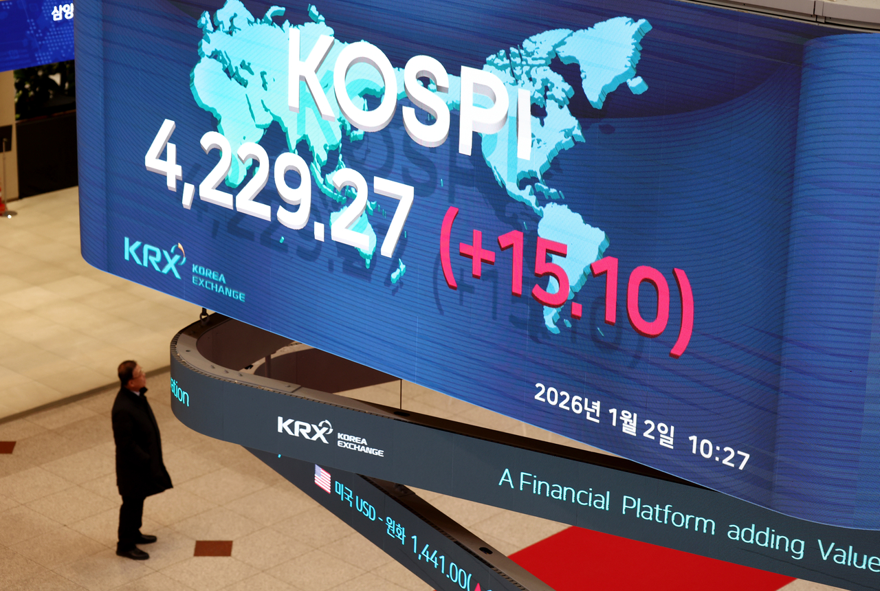 An electronic board showing the Korea Composite Stock Price Index at a dealing room of the Hana Bank headquarters in Seoul on Friday. (Yonhap)