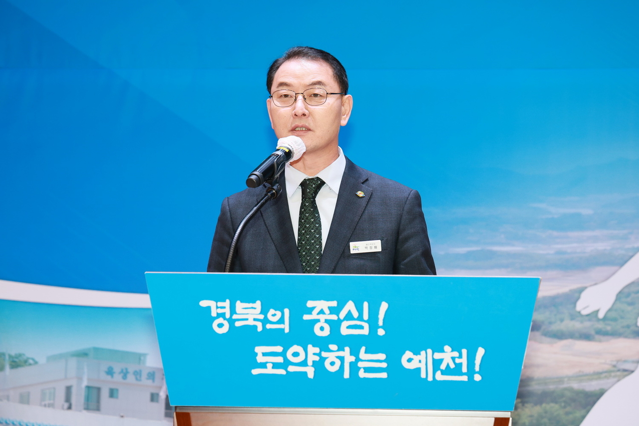박창배 예천군 부군수가 2026년 시무식에서 취임 인사를 하고 있다.[예천군 제공]