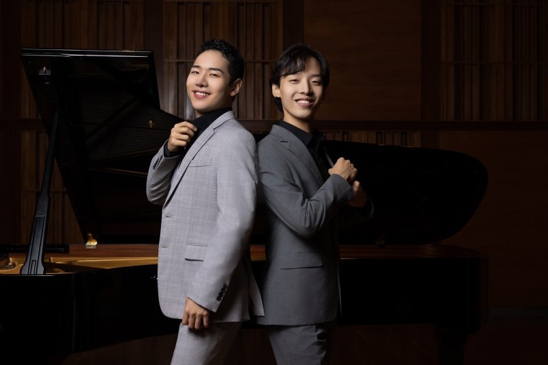 Pianist brothers Lee Hyo (left) and Lee Hyuk (Seoul Arts Center)