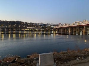 Han River freezes for 1st time this winter