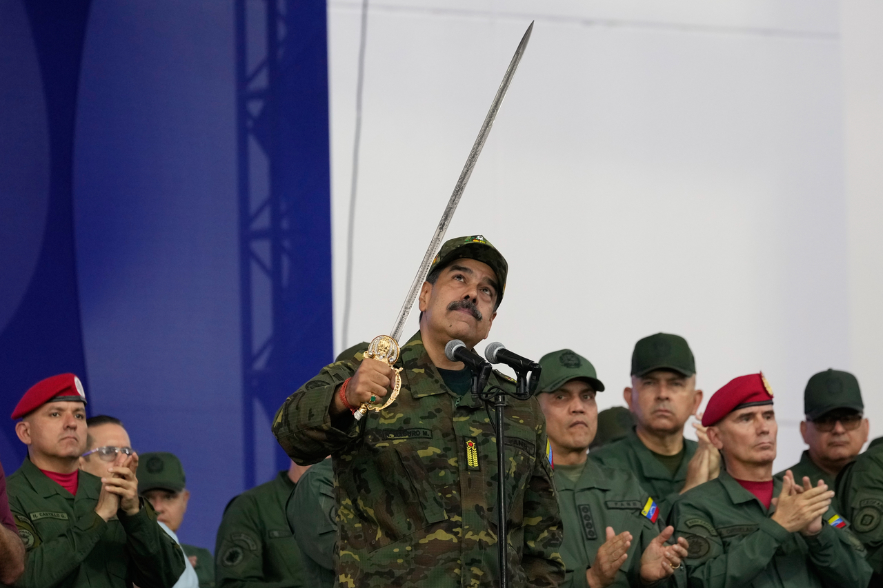 Venezuelan President Nicolas Maduro brandishes a sword said to have belonged to independence hero Simon Bolivar during a civic-military event at the military academy in Caracas, Venezuela, Nov. 25.   AP-Yonhap