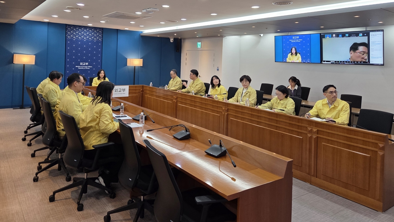 On Saturday, as the United States carried out airstrikes against Venezuela, Second Vice Foreign Minister Kim Jina chaired a joint headquarters-mission emergency meeting to assess the local situation and review safety measures for South Korean nationals. Kim said no harm had been reported among the roughly 70 South Koreans in the country so far, but urged officials to remain fully prepared as conditions could worsen.