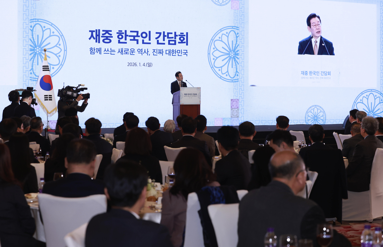 President Lee Jae Myung delivers opening remarks at a meeting with South Koreans living in China at the Wanda Vista Hotel in Beijing on Sunday. (Yonhap)