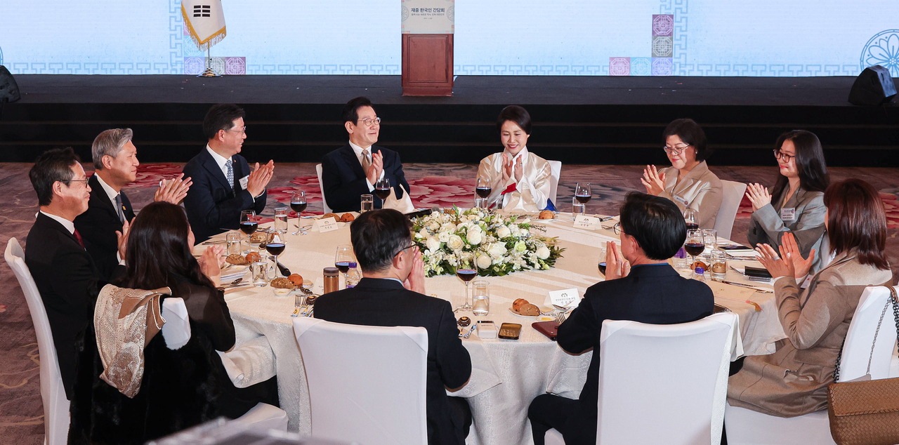 President Lee Jae Myung and first lady Kim Hea Kyung attend a  meeting with South Koreans living in China on Sunday at the Wanda Vista Hotel in Beijing. (Yonhap)