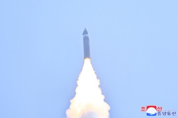 북한이 4일 동해상으로 미상의 탄도미사일 수발 발사한 것으로 알려졌다. 사진은 북한 미사일총국이 지난해  신형 극초음속 중장거리 탄도미사일 시험발사를 진행하는 모습. [연합]