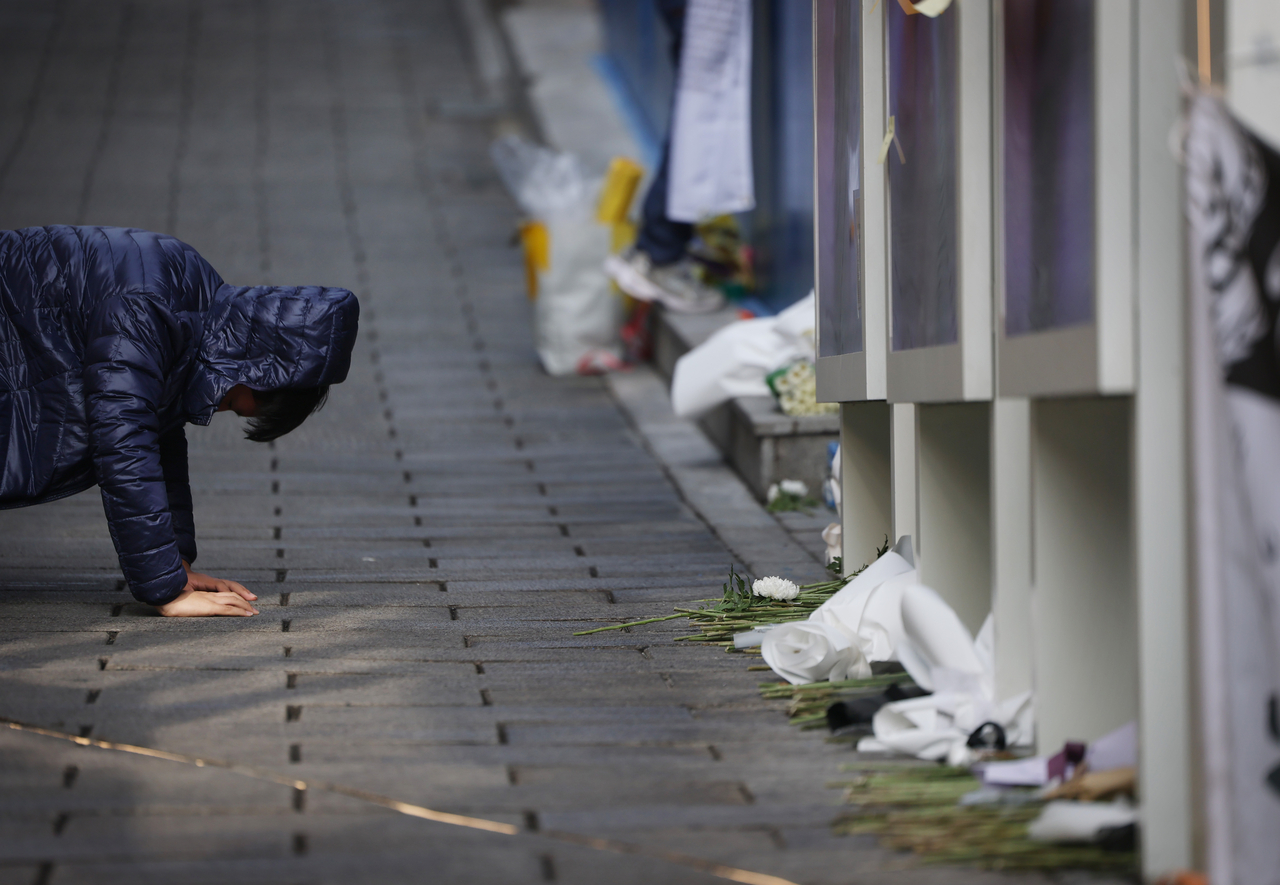A citizen makes a deep bow at the site of the Itaewon crowd crush in Yongsan-gu, Seoul, on Oct. 29, 2025, marking the third anniversary of the disaster. (Yonhap)