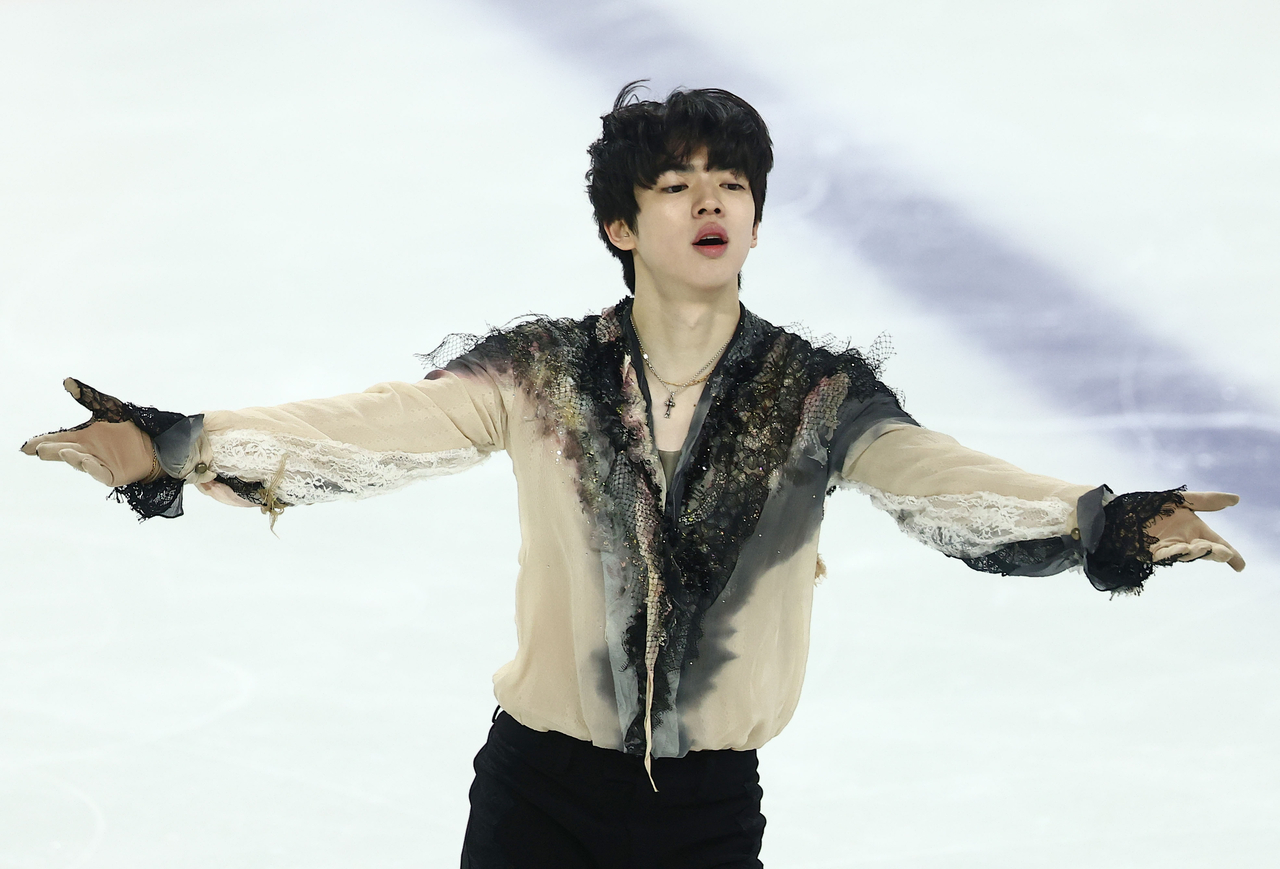 Figure skater Cha Jun-hwan performs during the men’s singles free skating at the 80th National Figure Skating Championships, held at Mokdong Ice Rink in Seoul on Sunday. (Yonhap)