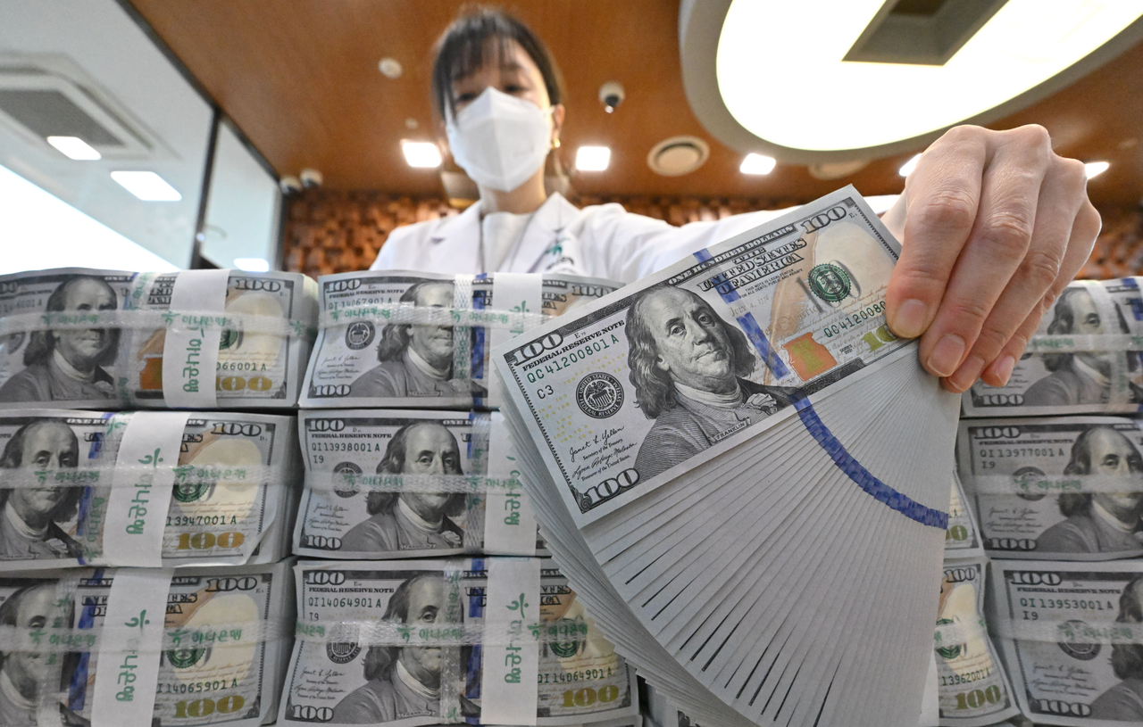 환율 방어에 외환보유액 7개월 만에 감소…12월 4280.5억 달러 기록 - 헤럴드경제
