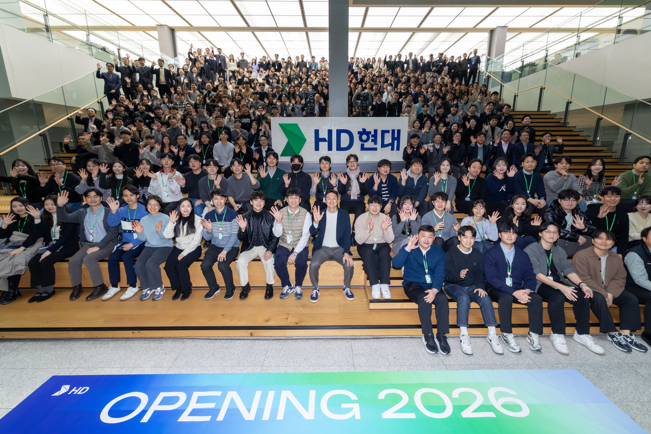 HD Hyundai Executive Chair Chung Ki-sun (front center) and participants pose for a group photo at the company's kickoff event, “Opening 2026,” Monday at the HD Hyundai Global R&D Center in Seongnam, Gyeonggi Province.  (HD Hyundai)