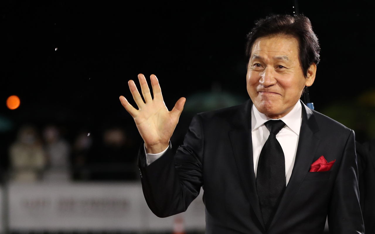 Ahn Sung-ki greets fans on the red carpet at the 3rd Gangneung International Film Festival in 2021. (Yonhap)