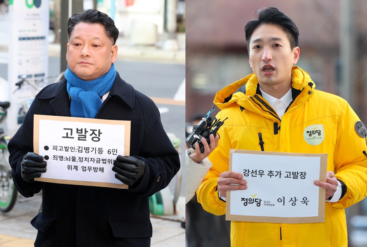 Kim Han-me (left), who leads a civic group Civil Movement for Juridicial Justice Reform, and Lee Sang-wook, who leads Gangseo-gu chapter of Justice Party, appear at the police station to file accusations linked to the recent revelation of the Democratic Party's alleged political corruption on Monday. (Newsis)