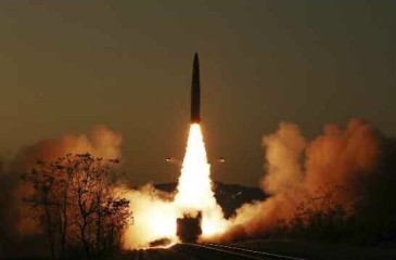 합참은 4일 “우리 군은 오전 7시 50분께 북한 평양 이근에서 동해상으로 발사된 단거리탄도미사일 수발을 포착했다”고 밝혔다. 자료사진. [평양 노동신문=뉴스1]