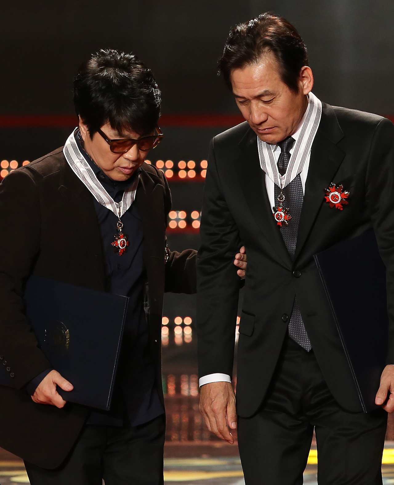 Ahn Sung-ki (right) and singer Cho Yong-pil receive the Silver Crown of the Order of Cultural Merit at the 2013 Korean Popular Culture and Arts Awards. The longtime friends of more than six decades attended Kyungdong Middle School together in Seoul. (Yonhap)