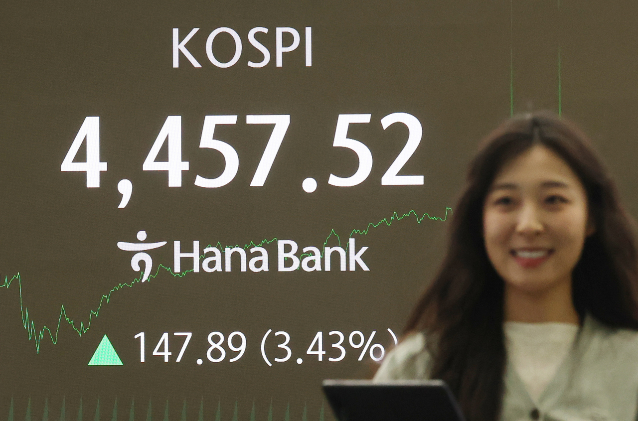 An electronic board at Hana Bank's dealing room in central Seoul shows the Kospi closing at 4,457.52, gaining 147.89 points, or 3.43 percent, from the previous session. (Yonhap)