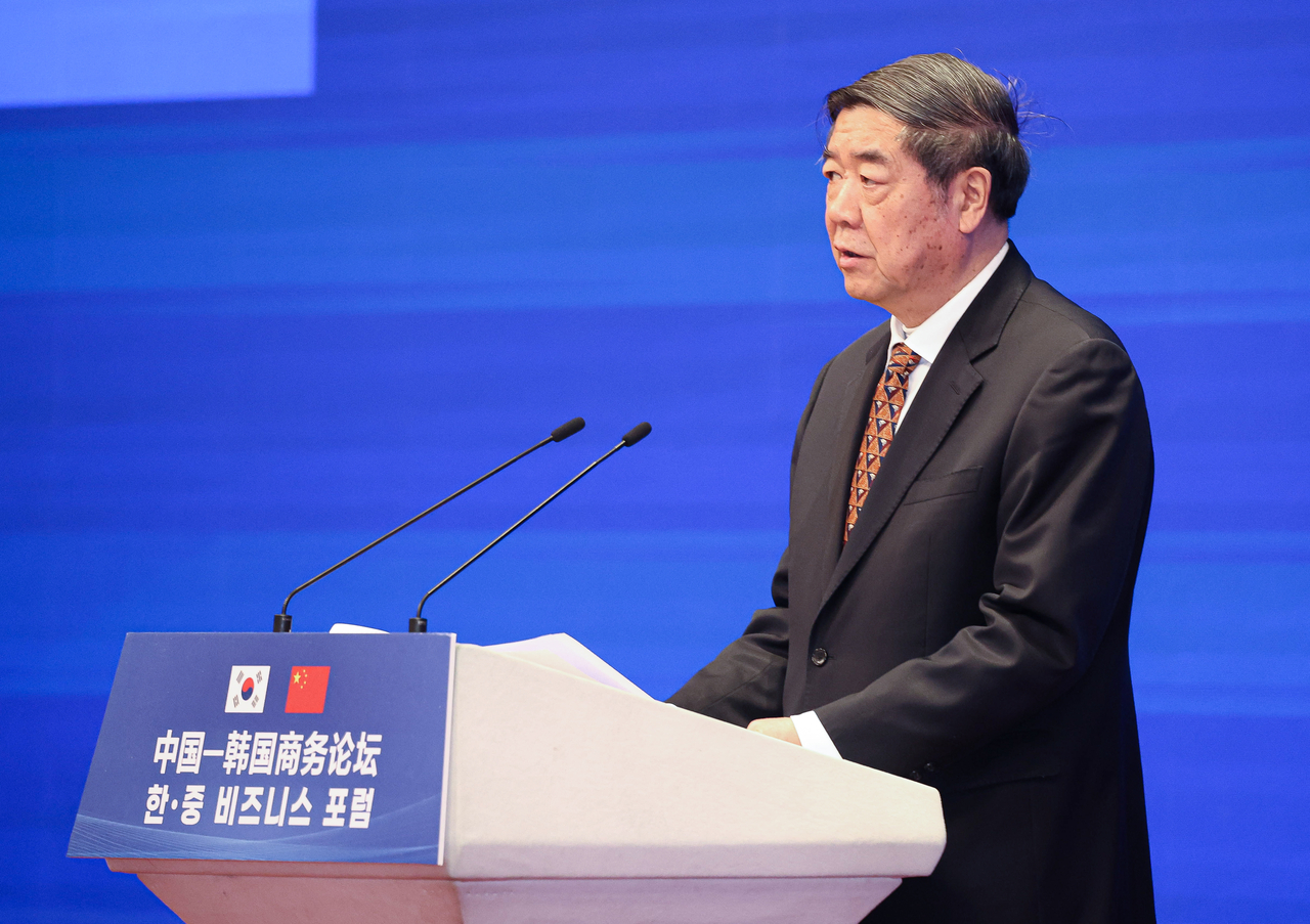Chinese Vice Premier He Lifeng speaks during a forum between businesspeople of South Korea and China at the Diaoyutai State Guesthouse in Beijing on Monday. (Yonhap)
