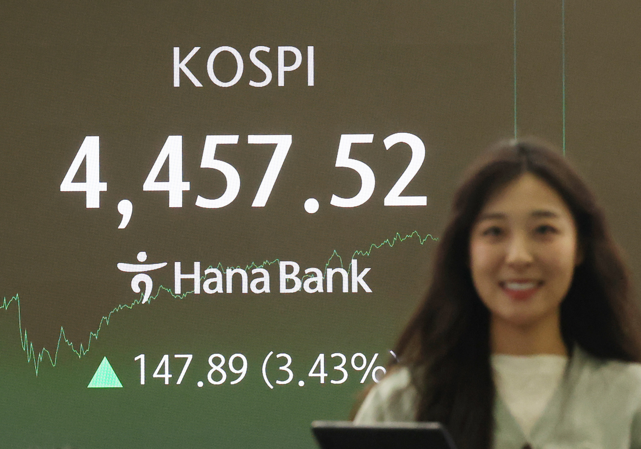 An electronic board showing the Korea Composite Stock Price Index at a dealing room of the Hana Bank headquarters in Seoul on Monday. (Yonhap)