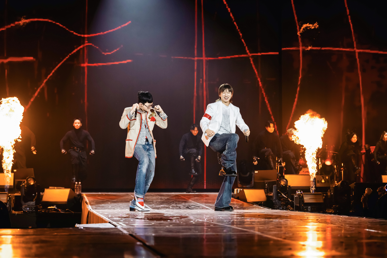 Daesung (right) performs with G-Dragon at the "Daesung 2025 Asia Tour: D's Wave," at Ticket Link Live Arena in Seoul on Sunday. (RND Company)