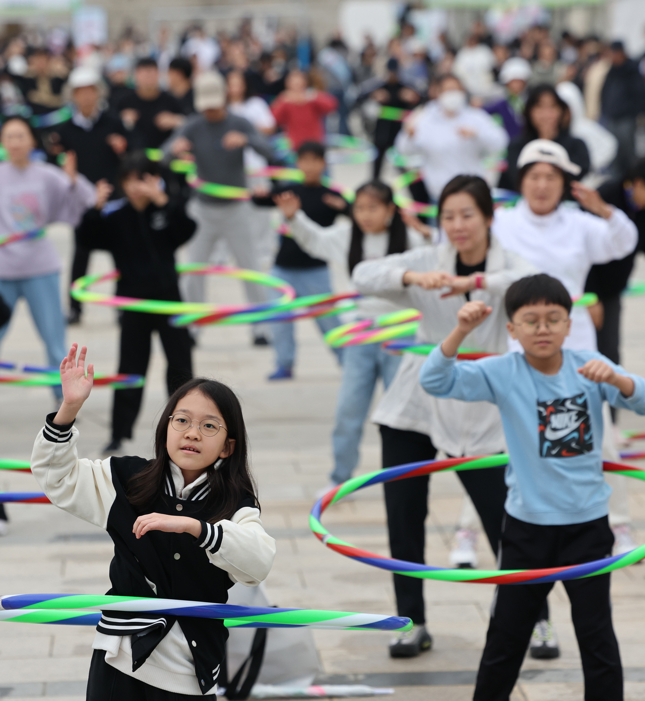 Residents of Seoul hula-hoop for the 9988 Seoul health tournament at Yeouido on Oct. 26. (Yonhap)