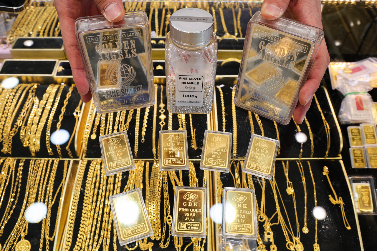 서울 종로구 정인보석에 골드바와 실버바 등 제품들이 놓여있다. [연합]