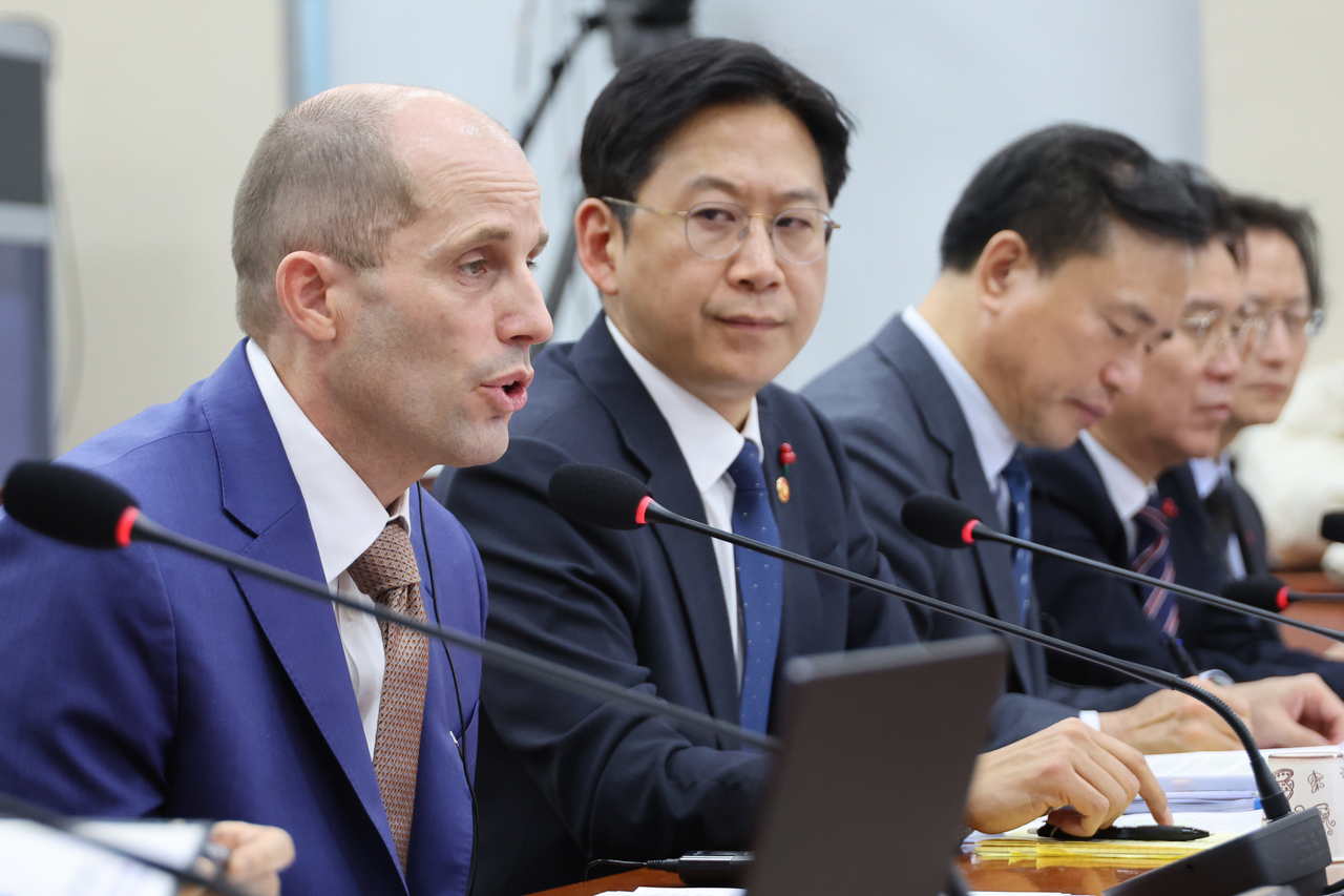 Harold Rogers (left), CEO of Coupang’s Korea unit, speaks during a parliamentary hearing at the National Assembly in Seoul on Dec. 31, 2025. (Yonhap)