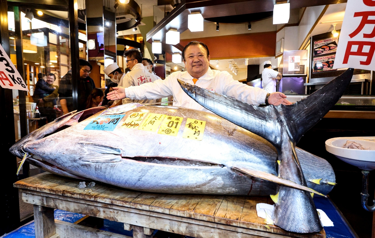 Kiyoshi Kimura (center) displays a 243-kilogram bluefin tuna that fetched $3.2 million, at his restaurant in Tokyo, Monday.    (AFP-Yonhap)