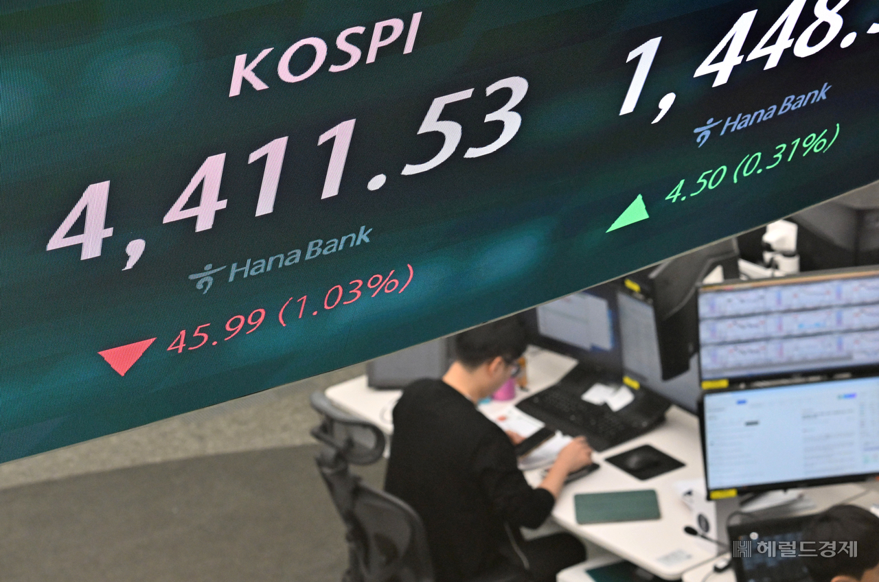 6일 오전 서울 중구 하나은행 딜링룸 전광판에 코스피 지수가 4410선을 기록하고 있다. 임세준 기자