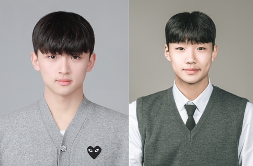 This photo provided by the Ulsan Metropolitan Office of Education shows Yun Jae-gun (left) and Moon Hyeon-seo, the two high school students who resuscitated a man who fell unconscious on Dec. 28. (Ulsan Metropolitan Office of Education)