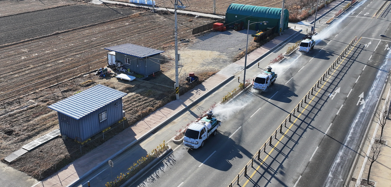 Vehicles carry out disinfection operations to prevent the spread of highly pathogenic avian influenza in Gumi, about 200 kilometers southeast of Seoul, on Dec. 12. (Yonhap)