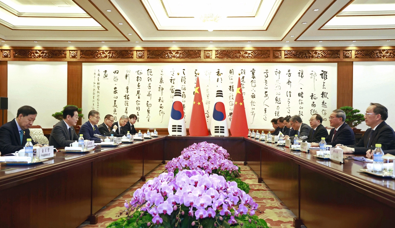 South Korean President Lee Jae Myung (second from left) holds talks with Chinese Premier Li Qiang at the Diaoyutai State Guesthouse in Beijing on Tuesday during Lee's state visit to China. (Yonhap)
