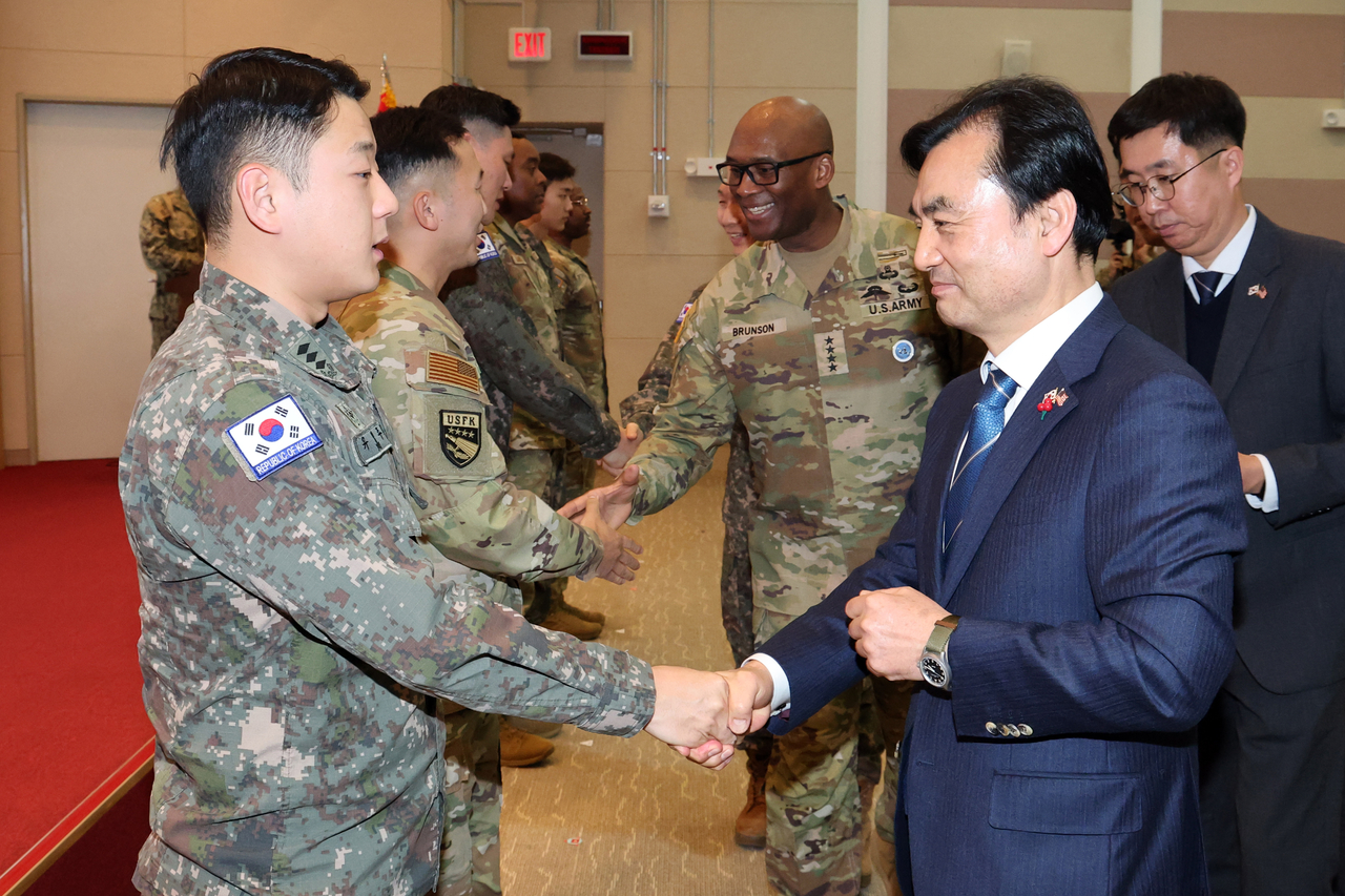 Defense Minister Ahn Gyu-back (right) meets troops during his visit to the South Korea-US Combined Forces Command in Pyeongtaek, Tuesday. (Defense Ministry)
