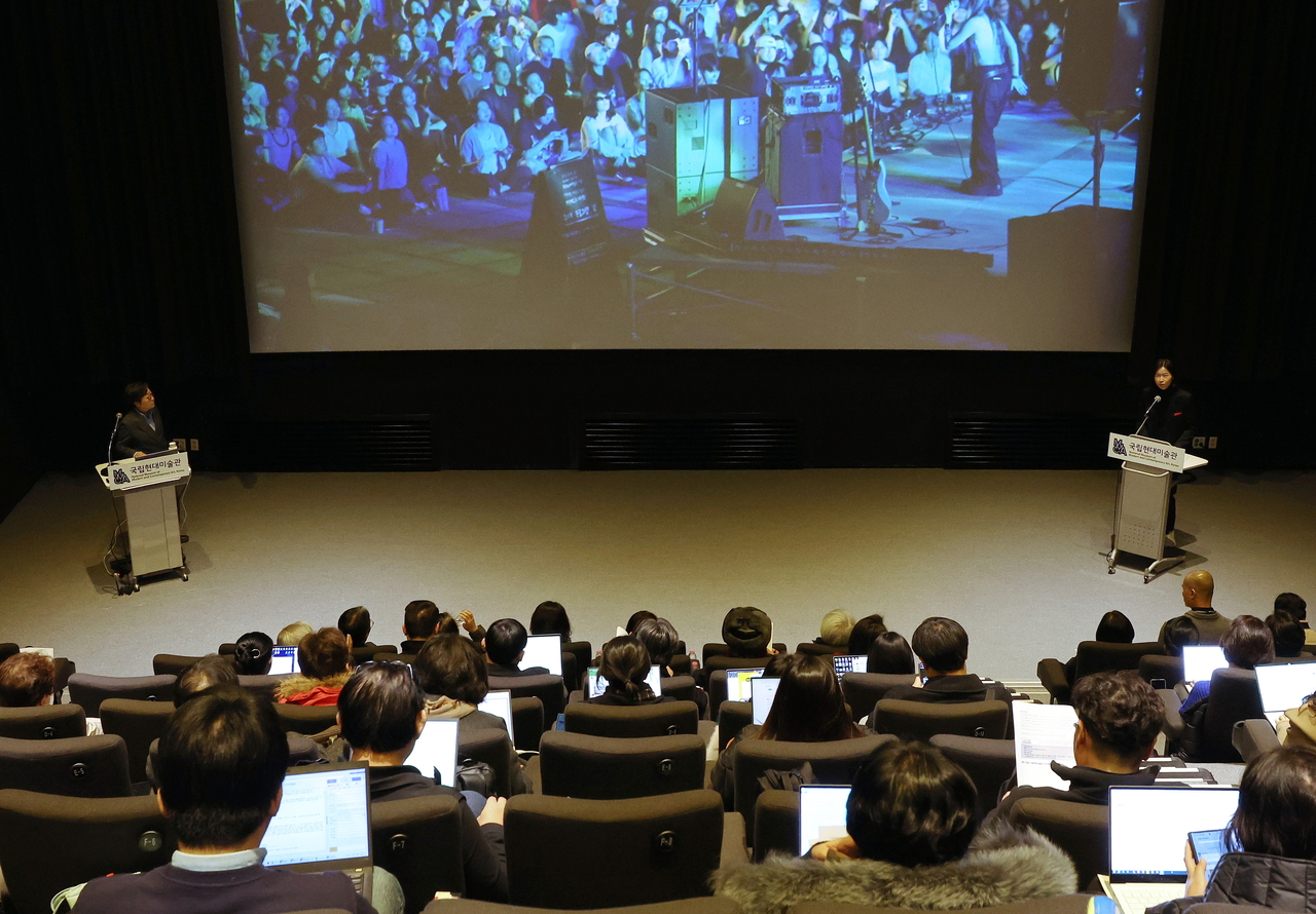 MMCA Director Kim Sung-hee (left) gives a presentation Tuesday at the National Museum of Modern and Contemporary Art, Korea in Seoul. (Yonhap)