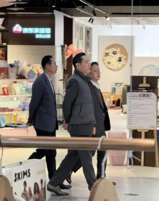 Samsung Electronics Chair Lee Jae-yong (second from left) spotted at a shopping mall in Beijing (Baidu)