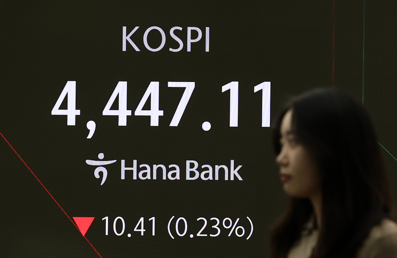 An electronic board showing the Korea Composite Stock Price Index at a dealing room of the Hana Bank headquarters in Seoul on Tuesday. (Yonhap)