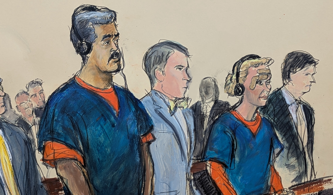 In this courtroom sketch, Venezuelan President Nicolas Maduro (left) and his wife, Cilia Flores (second from right), appear in Manhattan federal court with their defense attorneys in New York on Monday.   AP-Yonhap