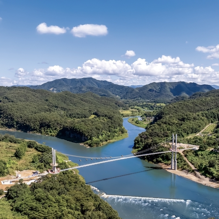 A suspension bridge completed on Dec. 1, 2025, is seen at the confluence of the Hantan River and the Yeongpyeong Stream in Yeoncheon-gun, Gyeonggi Province. (Yeoncheon-gun)