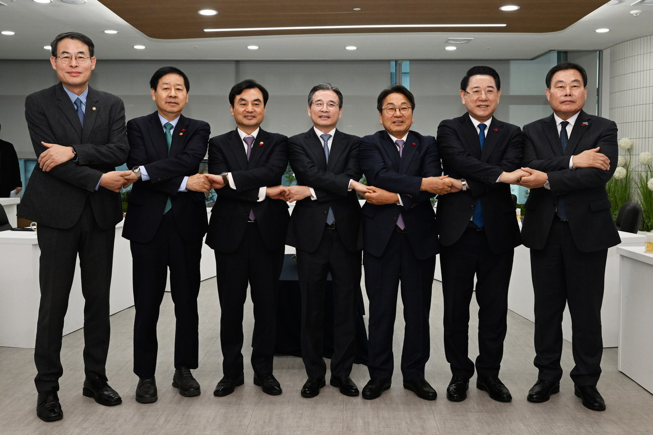 From left: Vice Transport Minister Kang Hee-up, Minister of Economy and Finance Koo Yun-cheol, Defense Minister Ahn Gyu-back, Presidential Chief of Staff for Policy Kim Yong-beom, Gwangju Mayor Kang Gi-jung, South Jeolla Province Governor Kim Yung-rok and Muan County Mayor Kim San pose at a meeting outlining plans to integrate Gwangju Airport and Muan International Airport in Gwangju on Dec. 17. (Yonhap)