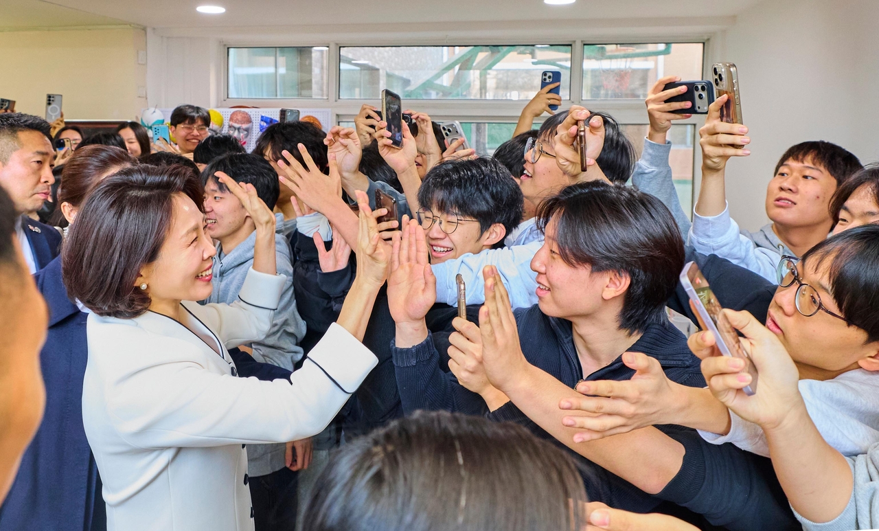 김혜경 여사, 북경한국학교 찾아 격려…“한중 미래 밝히는 등불 될 것” - 헤럴드경제