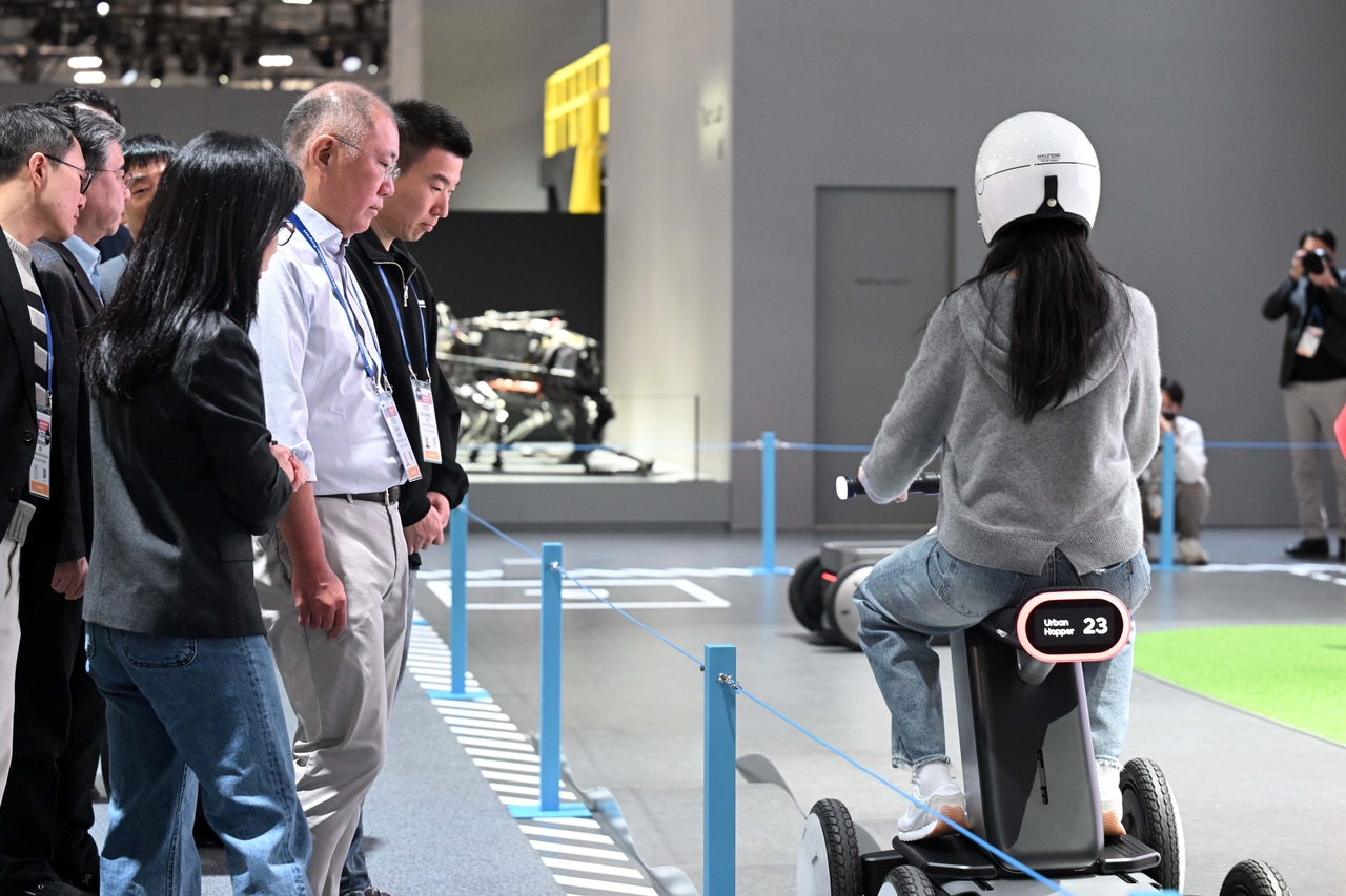 Hyundai Motor Group Executive Chair Chung Euisun visits the company’s booth at CES 2026 on Tuesday at the Las Vegas Convention Center, where he observes a live demonstration of MobED, Hyundai’s autonomous robotics platform. (Yonhap)