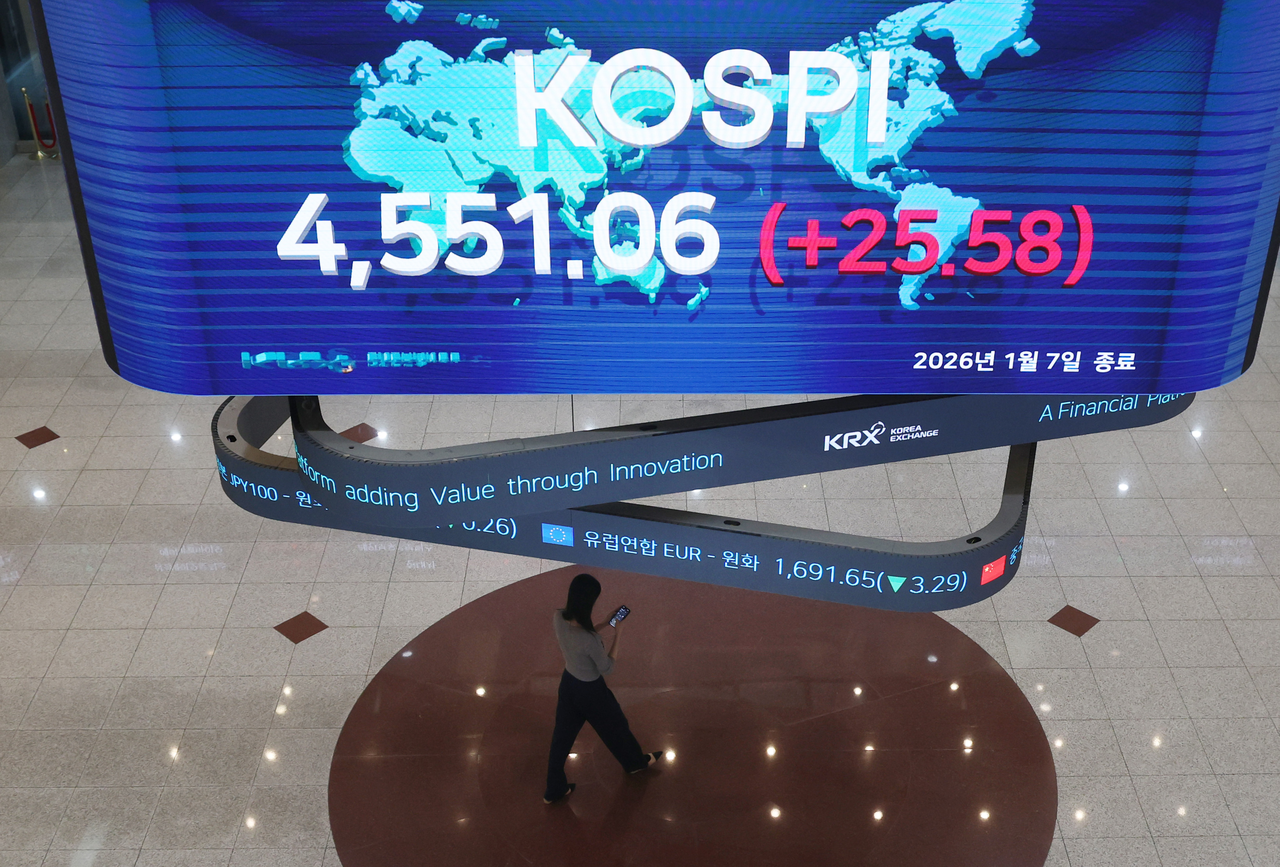 An electronic board showing the Korea Composite Stock Price Index at a dealing room of the Hana Bank headquarters in Seoul on Wednesday. (Yonhap)