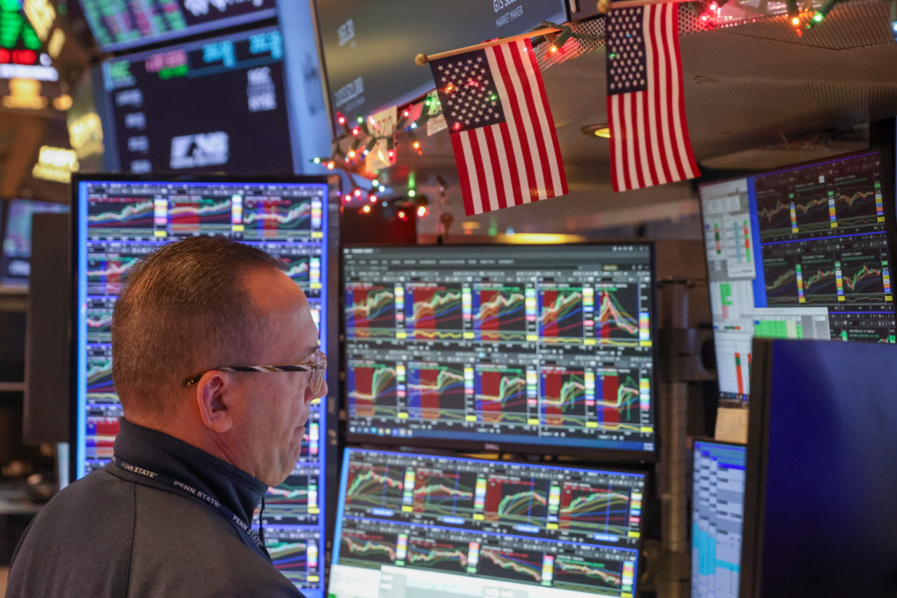 A trader works on the floor of the New York Stock Exchange at the closing bell in New York, Jan. 5. (EPA-Yonhap)