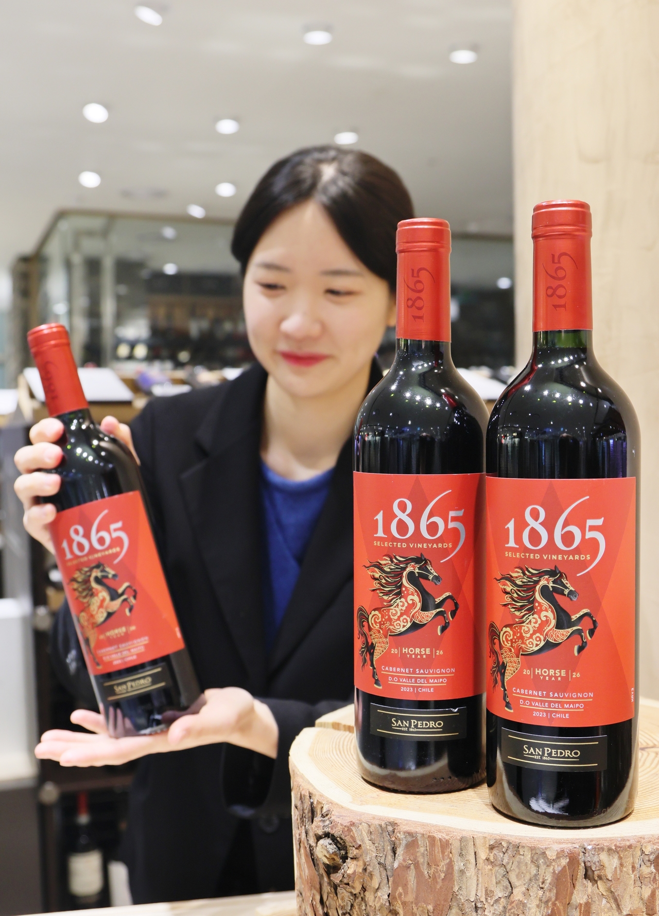 롯데백화점 대구점 지하 2층 와인코너에 직원이 ‘1865 빈야드 적토마 에디션’ 와인을 선보이고 있다.[롯데백화점 제공]