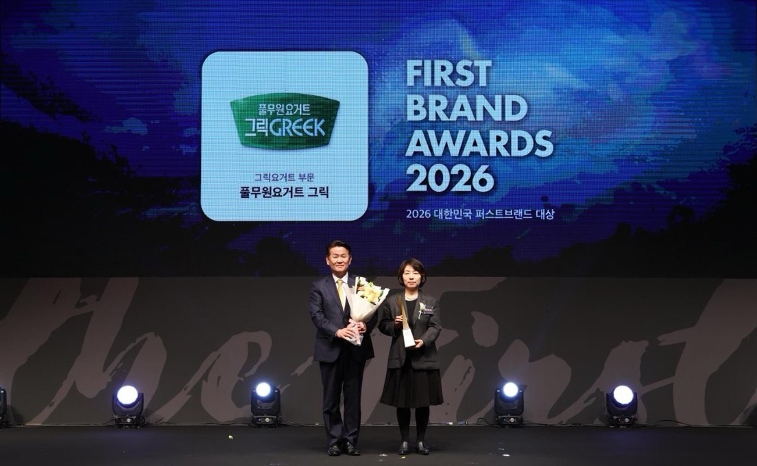 홍영선 풀무원다논 홍영선 대표(오른쪽)가 ‘2026 대한민국 퍼스트브랜드 대상’에서 그릭요거트 부문 대상을 받고 있다. [풀무원다논 제공]