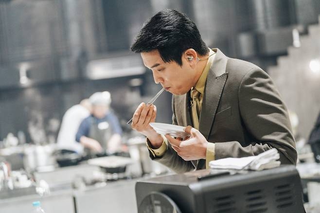 Anh Sung-jae considers a dish on "Culinary Class Wars" (Netflix)